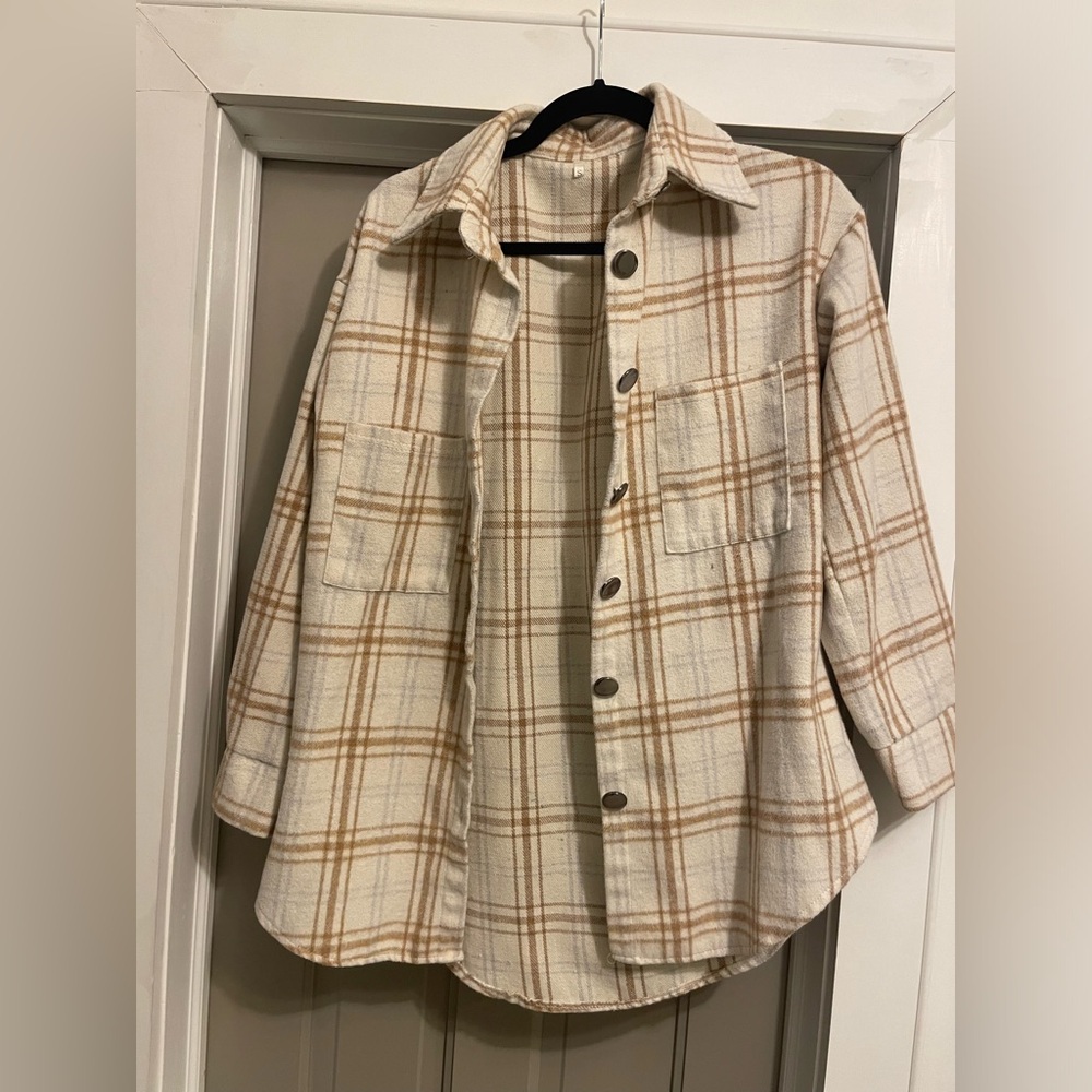 Soft fleece flannel. Can be worn as jacket